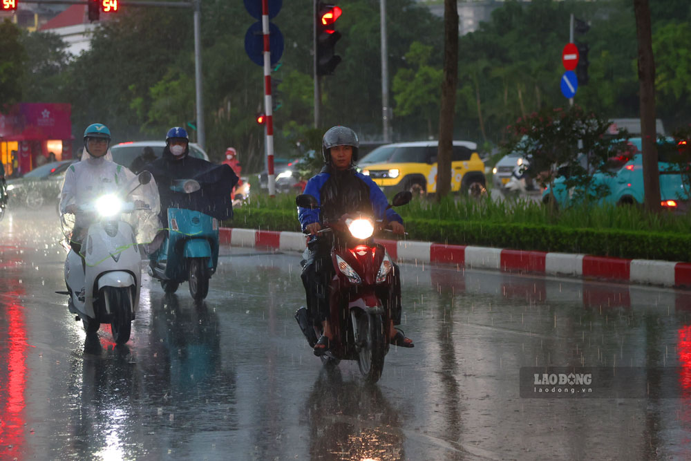 Khoảng 16h30, khu vực Cầu Giấy bắt đầu xuất hiện mưa to.