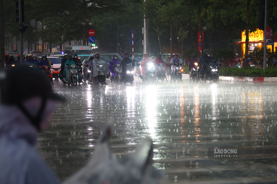 Hanoi sky suddenly darkened, people struggled in the rain during rush hour