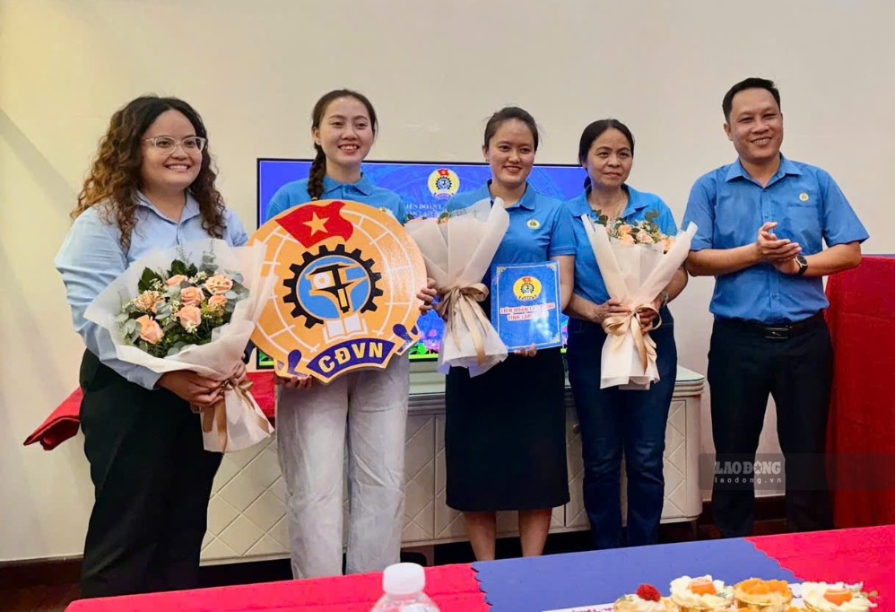 Chairman of Phu Thuy Ward Trade Union (Lam Dong province) presents the decision to establish the grassroots Trade Union of Bien Que Huong Binh Thuan Co., Ltd. Photo: Duy Tuan