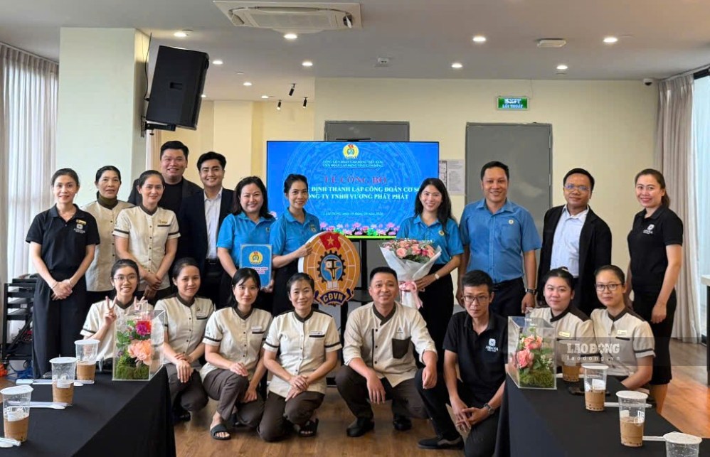 Trao quyết định thành lập Công đoàn cơ sở Công ty TNHH Vương Phát Phát. Ảnh: Duy Tuấn