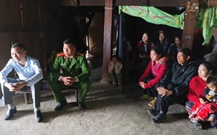 Công an xã Sin Suối Hồ đi từng nhà tuyên truyền, vận động ngăn ngừa tảo hôn