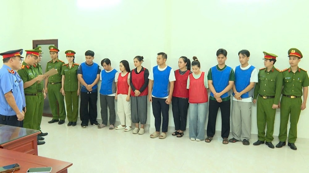 Cơ quan Cảnh sát điều tra Công an tỉnh Thanh Hóa thi hành lệnh khởi tố vụ án, khởi tố các bị can trong đường dây buôn lậu kim cương. Ảnh: Công an Thanh Hóa