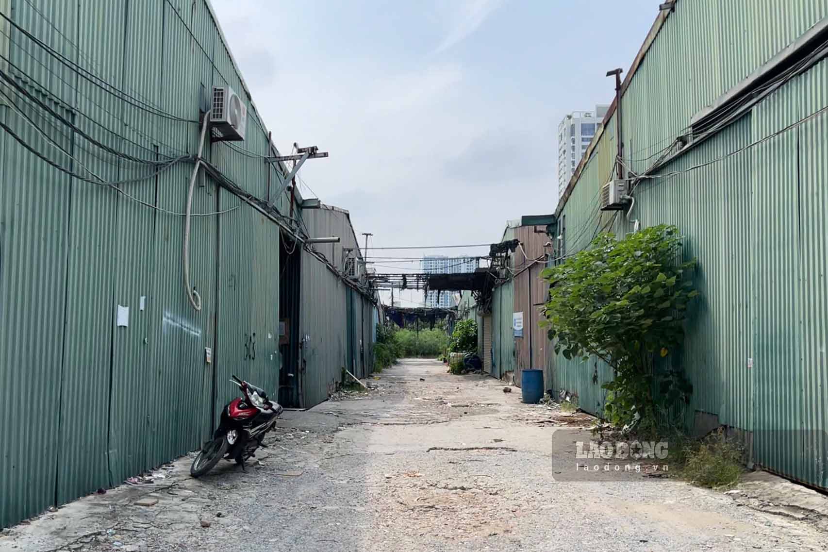 Lối vào loạt kho xưởng hoạt động trái phép trên đường Nguyễn Xiển (phường Thanh Liệt). Ảnh: Nhóm PV