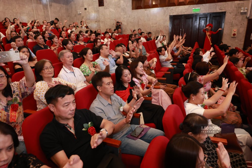 Khán giả xúc động khi lắng nghe những dòng tâm thư gửi đến gia đình, cha mẹ do độc giả gửi đến báo Lao Động. Ảnh: Hải Nguyễn