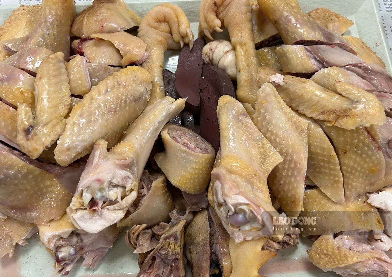 La pechuga de pollo es una opción ligeramente mejor para las personas que quieren aumentar el músculo y controlar la grasa. Pero los muslos de pollo siguen siendo completamente adecuados si se quita la piel, se controla la porción y se procesan de forma saludable. Foto: Quang Minh.