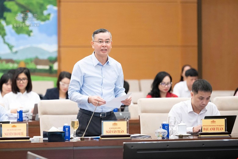 Member of the Party Central Committee, Minister of Finance Ngo Van Tuan presents a summary report on the draft Law on Small and Medium Enterprise Development. Photo: Quochoi. vn