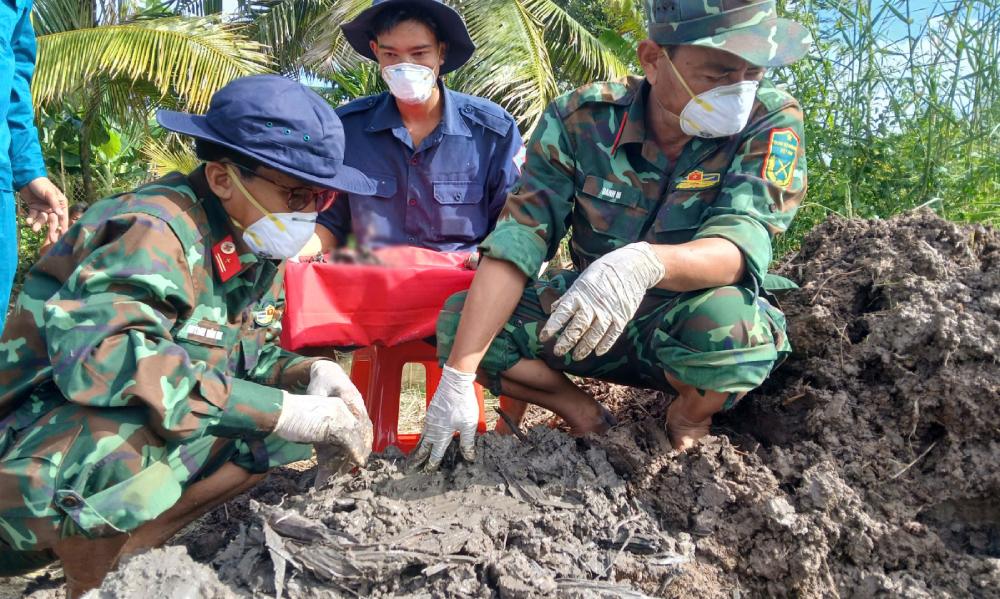 Team K92 gathers 1 more set of martyr remains in Hoa Hung commune. Photo: Phuong Vu/An Giang Military Command