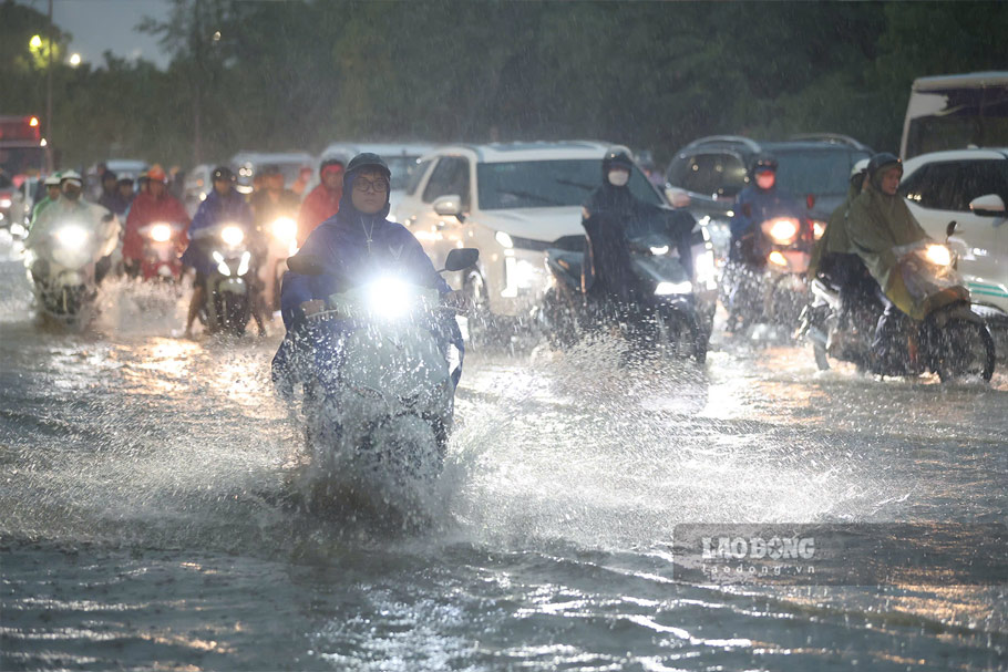 Ghi nhận tại Đại Lộ Thăng Long, nhiều đoạn nước ngập sâu. Ảnh: Dương Anh