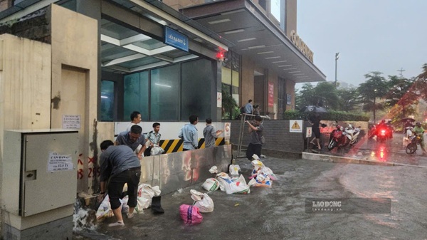 Nước lớn từ đường tràn vào tầng hầm 1 tòa nhà trên phố Phạm Văn Bạch. Ảnh: Minh Hạnh 
