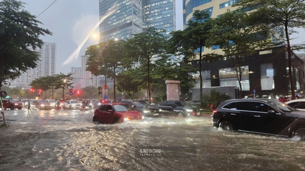 Heavy rain in the late afternoon, Hanoi flooded many streets. Photo: Minh Hanh