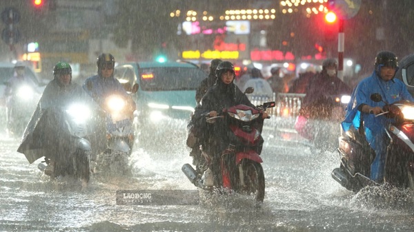 Mưa lớn giờ tan tầm, nhiều phố Hà Nội ngập sâu. Ảnh: Hữu Chánh 