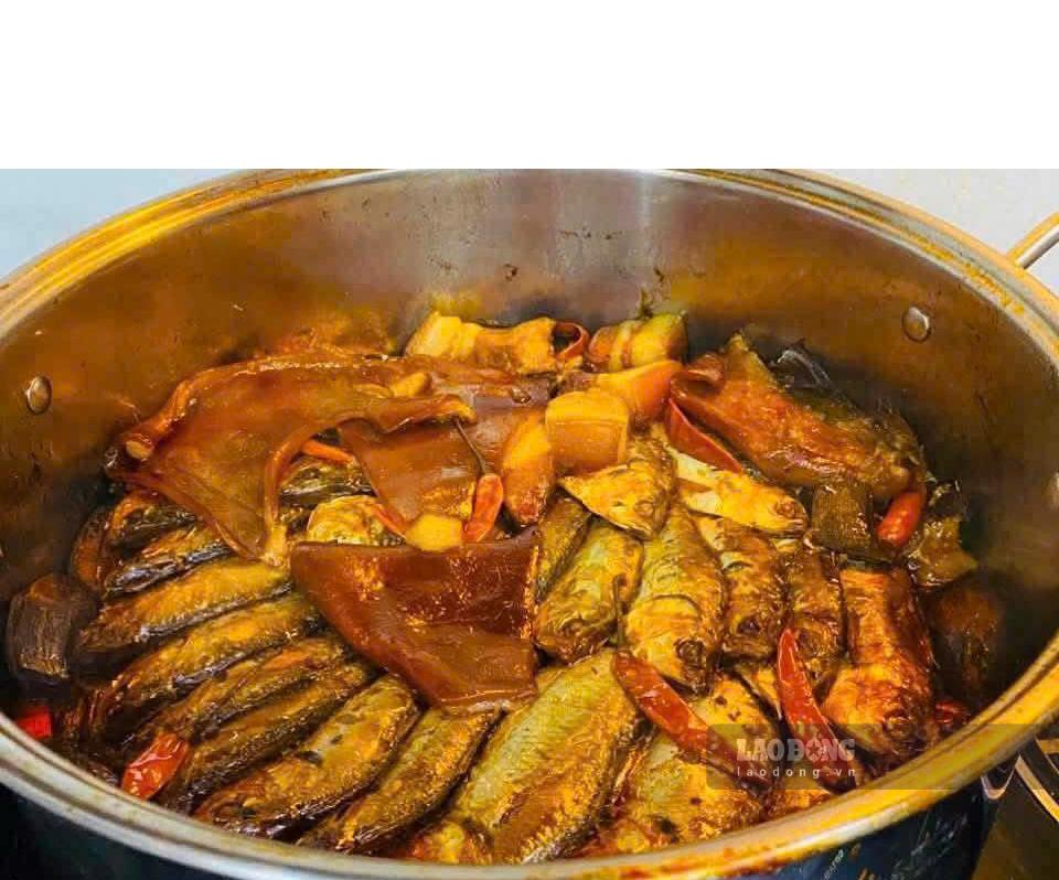 Braised sardines with soft bones are good for bones and joints of people over 40 years old. Photo: Quang Minh.