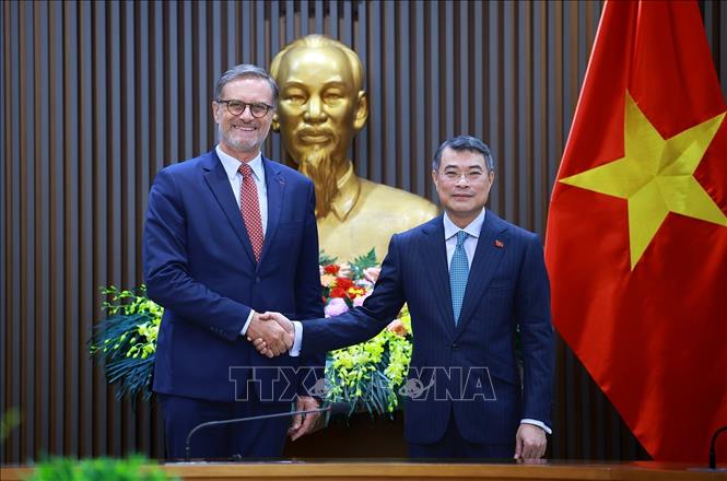Politburo Member, Prime Minister Le Minh Hung receives Ambassador of the French Republic Olivier Brochet to welcome the end of his term of office in Vietnam. Photo: VNA