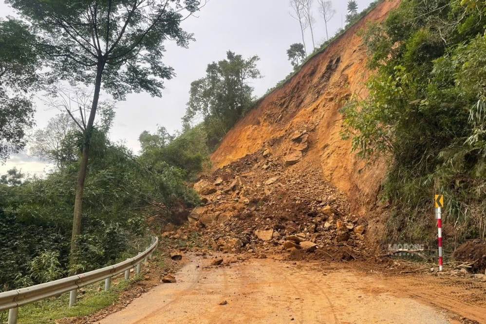 Landslide at Km20+200, National Highway 4G, section passing through Tram Co slope, Na Vien village, Chieng Mai commune, Son La province causing traffic jams. Photo: Tran Thin