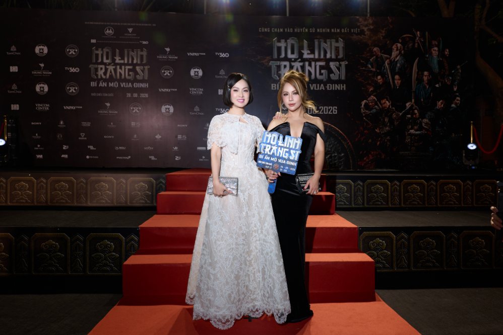 Hà Phương réapparaît à un événement de divertissement, aux côtés de sa sœur cadette Minh Tuyết. Photo: Artiste fournie