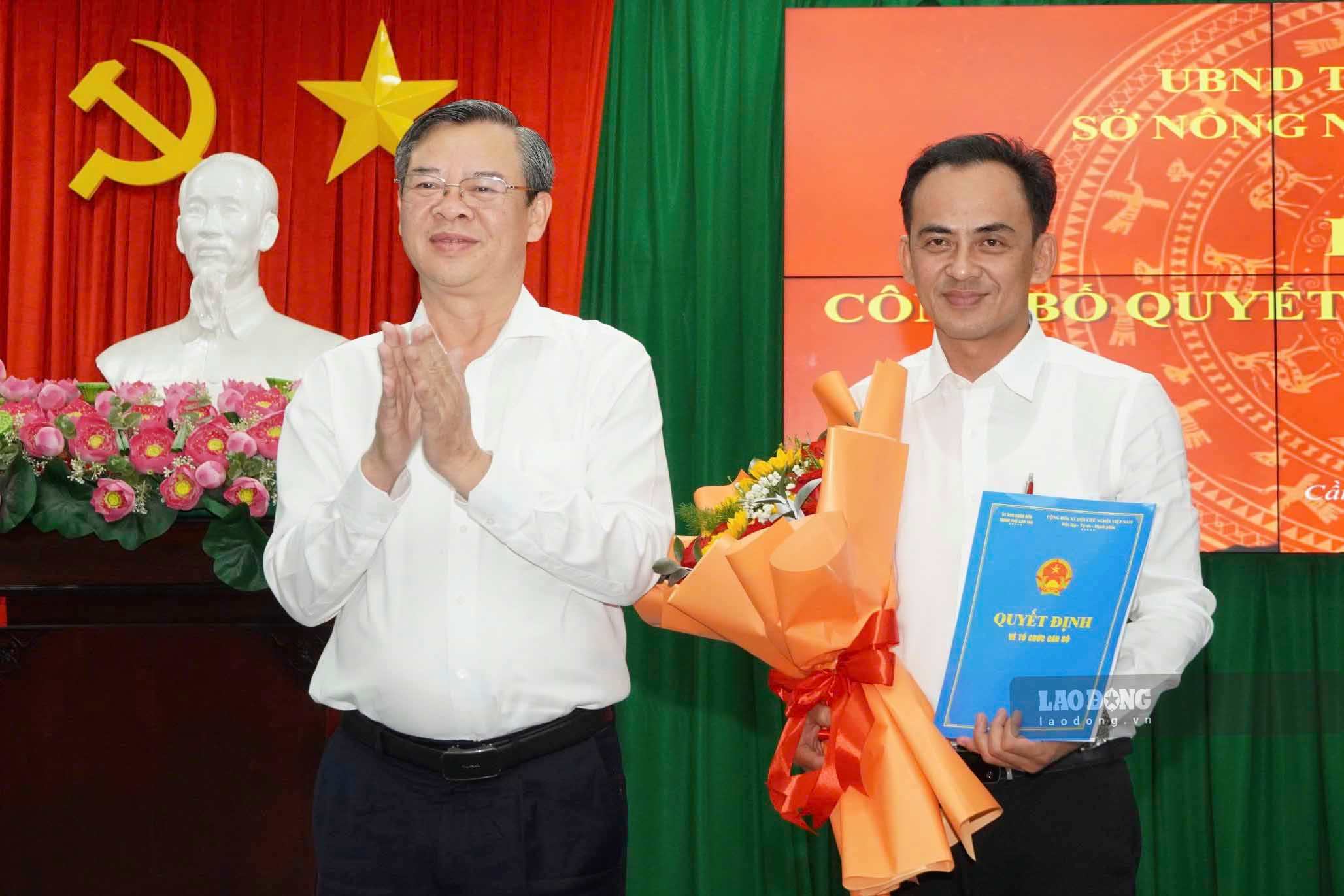 Chairman of Can Tho City People's Committee presents the Appointment Decision and flowers to congratulate Director of Can Tho City Department of Agriculture and Environment Nguyen Hoang Anh. Photo: Ta Quang