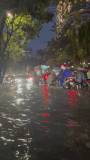 Nhiều tuyến phố Hà Nội ngập sâu, phương tiện nối dài trong mưa lớn
