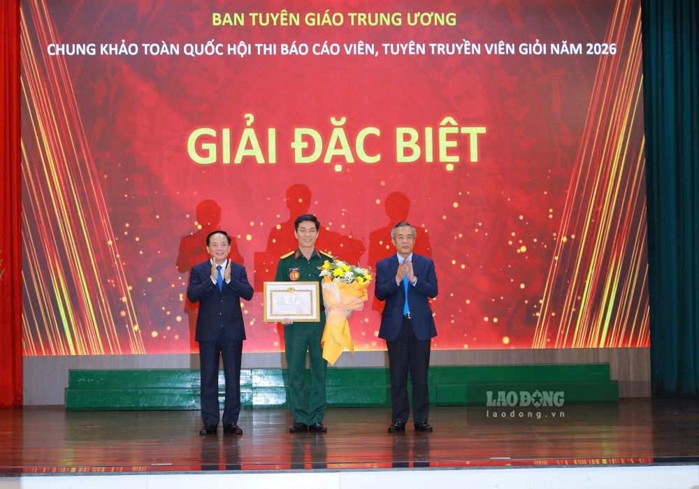 Trưởng Ban Tuyên giáo Trung ương Trịnh Văn Quyết và Bí thư Tỉnh ủy Thanh Hóa Lê Đức Thái trao Giải đặc biệt và tặng hoa chúc mừng cho báo cáo viên Trịnh Xuân Việt. Ảnh: Minh Hoàng