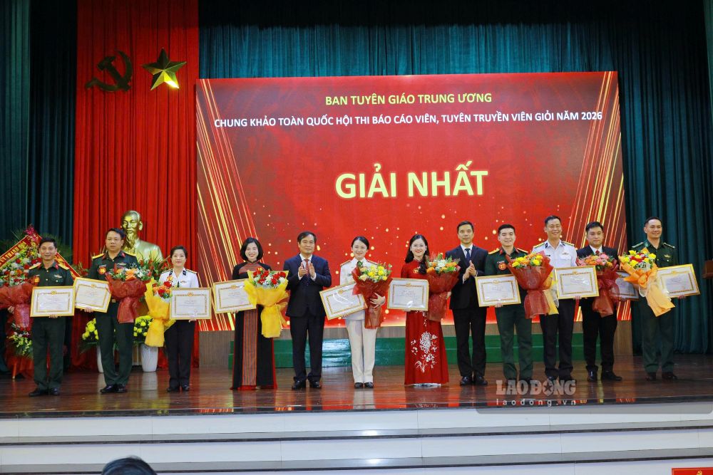 Phó Trưởng Ban Tuyên giáo Trung ương, Trưởng Ban Tổ chức hội thi Phan Xuân Thủy và Phó Bí thư Thường trực Tỉnh ủy Thanh Hóa Nguyễn Hồng Phong trao giải Nhất và tặng hoa chúc mừng cho các báo cáo viên. Ảnh: Minh Hoàng