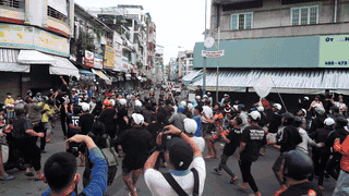 Moment of hundreds of people scrambling for soul money in Ho Chi Minh City