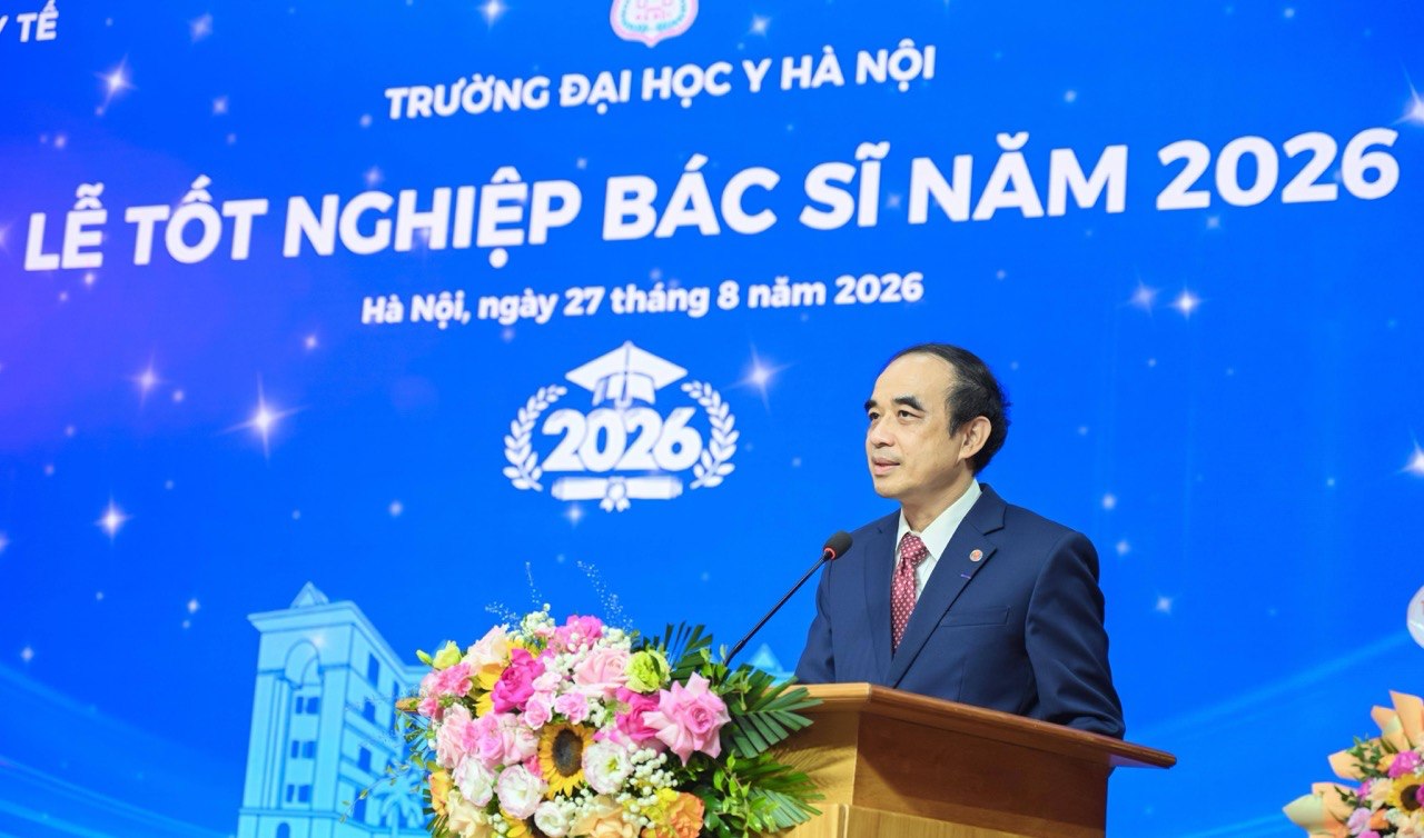 GS.TS Nguyễn Hữu Tú chia sẻ tại lễ tốt nghiệp. Ảnh: HMU cung cấp