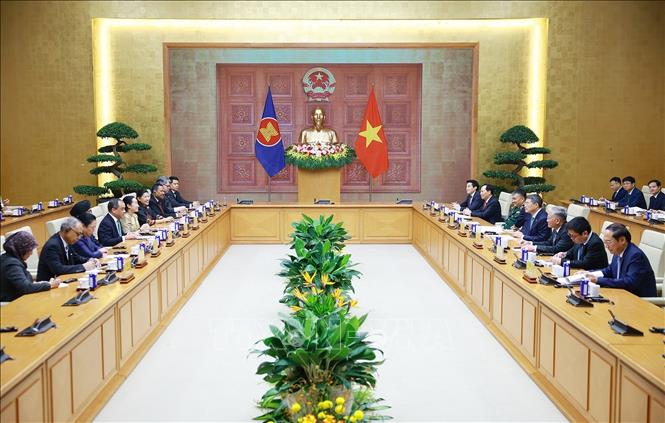 Politburo Member, Prime Minister Le Minh Hung receives Ambassadors and Charges d'Affaires of ASEAN countries in Vietnam. Photo: VNA