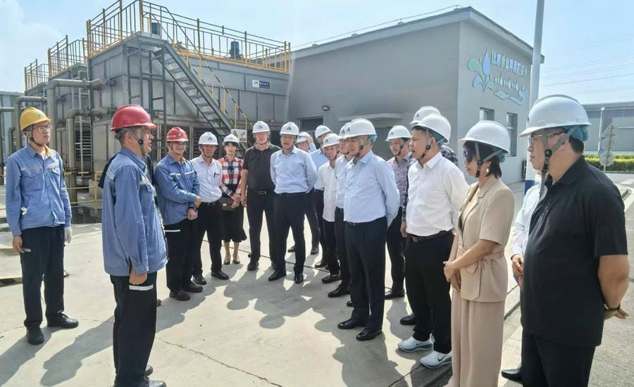 General Director of TKV Vu Anh Tuan and the working delegation surveyed, exchanged, and learned about the production activities of Bao Dau Aluminum Plant. Photo: Vinacomin