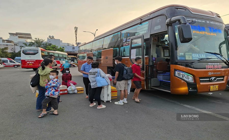 Passengers catch a bus at the old Mien Dong Bus Station (Binh Thanh ward, Ho Chi Minh City). Photo: Minh Quan