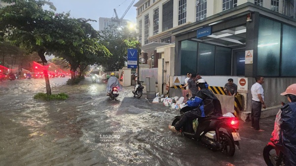 Hà Nội: Nhiều điểm ngập sau mưa lớn. Ảnh: Minh Hạnh 