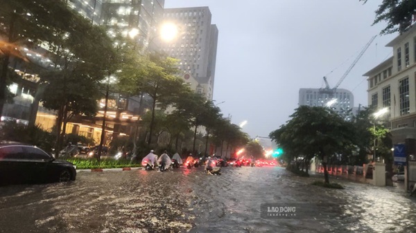 Heavy rain, 8 flooding points appear in Hanoi. Photo: Minh Hanh