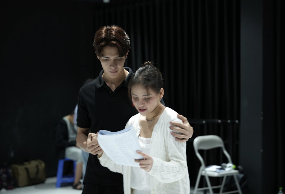 Denis Đặng et Myra Trần lors de la répétition de la comédie musicale "L'histoire de la pastèque". Photo: Artiste fourni