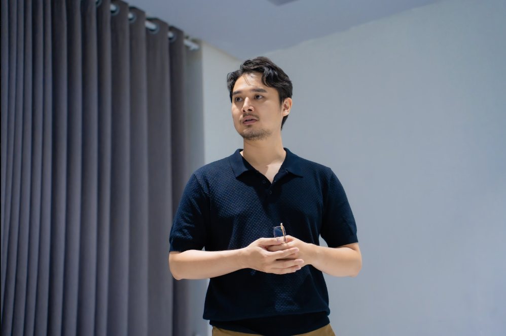 Phó đạo diễn Lê Hoàng Giang tham gia điều phối các phần tập luyện trước ngày công diễn. Ảnh: Nghệ sĩ cung cấp