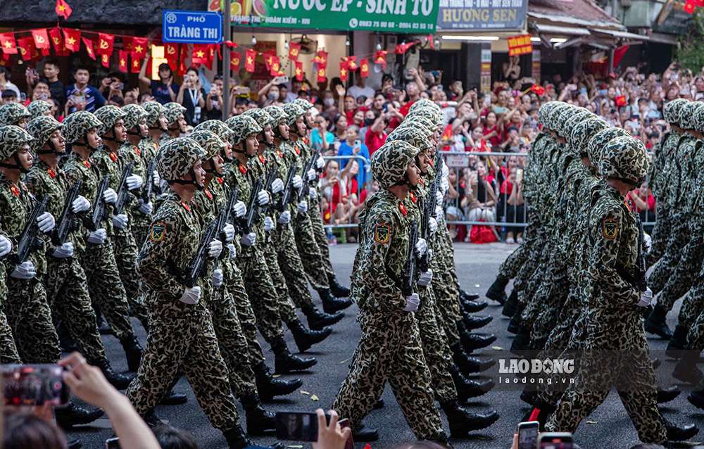 Officers retiring early will receive increased allowances and will not be deducted from their pension rates. Pictured is the Special Forces unit participating in the A80 parade in Hanoi. Photo: Minh Dan