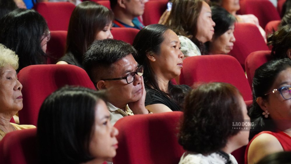 A moment of contemplation for the audience before true stories about family affection and sacrifice in the program "Gratitude for Birth 2026". Photo: Minh Vu