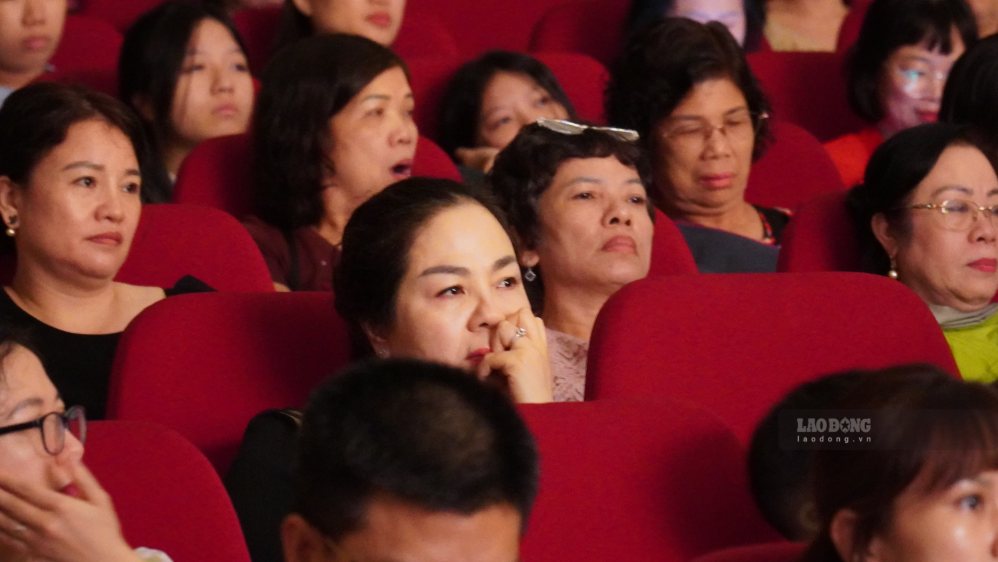 Những câu chuyện về sự hy sinh khiến nhiều khán giả lặng người, xúc động trong suốt chương trình. Ảnh: Minh Vũ