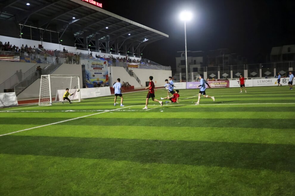 Đang diễn ra Giải bóng đá thiếu niên, nhi đồng xã Cẩm Khê năm 2026 trên sân vận động mới hoàn thành của xã. Ảnh: UBND xã Cẩm Khê