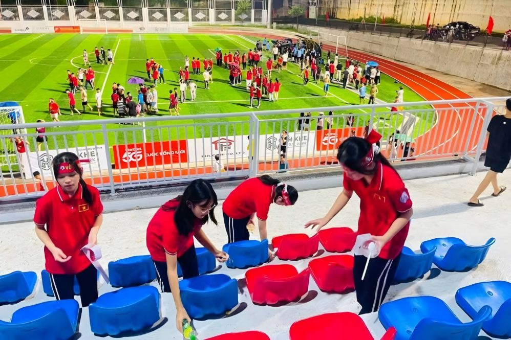 Sau mỗi trận đấu, các em học sinh thu dọn rác, giữ gìn vệ sinh cho công trình của địa phương. Ảnh: UBND xã Cẩm Khê
