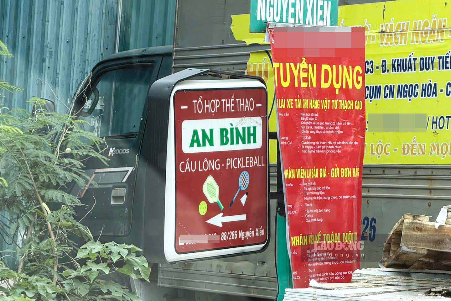 Biển quảng cáo dịch vụ thể thao, nhà xưởng xuất hiện nhan nhản tại khu đất dự án Tây Nam Kim Giang. Ảnh: Nhóm phóng viên
