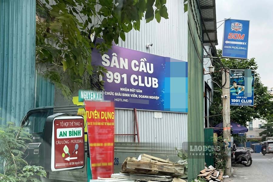 A series of factories and sports fields on project land in Thanh Liet ward are still operating rampantly despite being cut off from electricity. Photo: Group of reporters