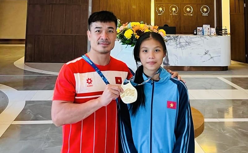 Athlete Lo Thi Hong and coach at the 2026 World Youth Beach Relay Championships. Photo: Ng. The