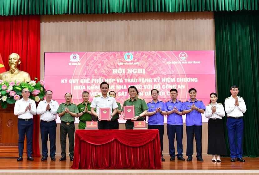 Đại tướng Lương Tam Quang - Ủy viên Bộ Chính trị, Bí thư Đảng ủy Công an Trung ương, Bộ trưởng Bộ Công an và Ủy viên Trung ương Đảng, Bí thư Đảng ủy, Tổng Kiểm toán nhà nước Nguyễn Hữu Nghĩa tại lễ ký kết. Ảnh: Kiểm toán Nhà nước