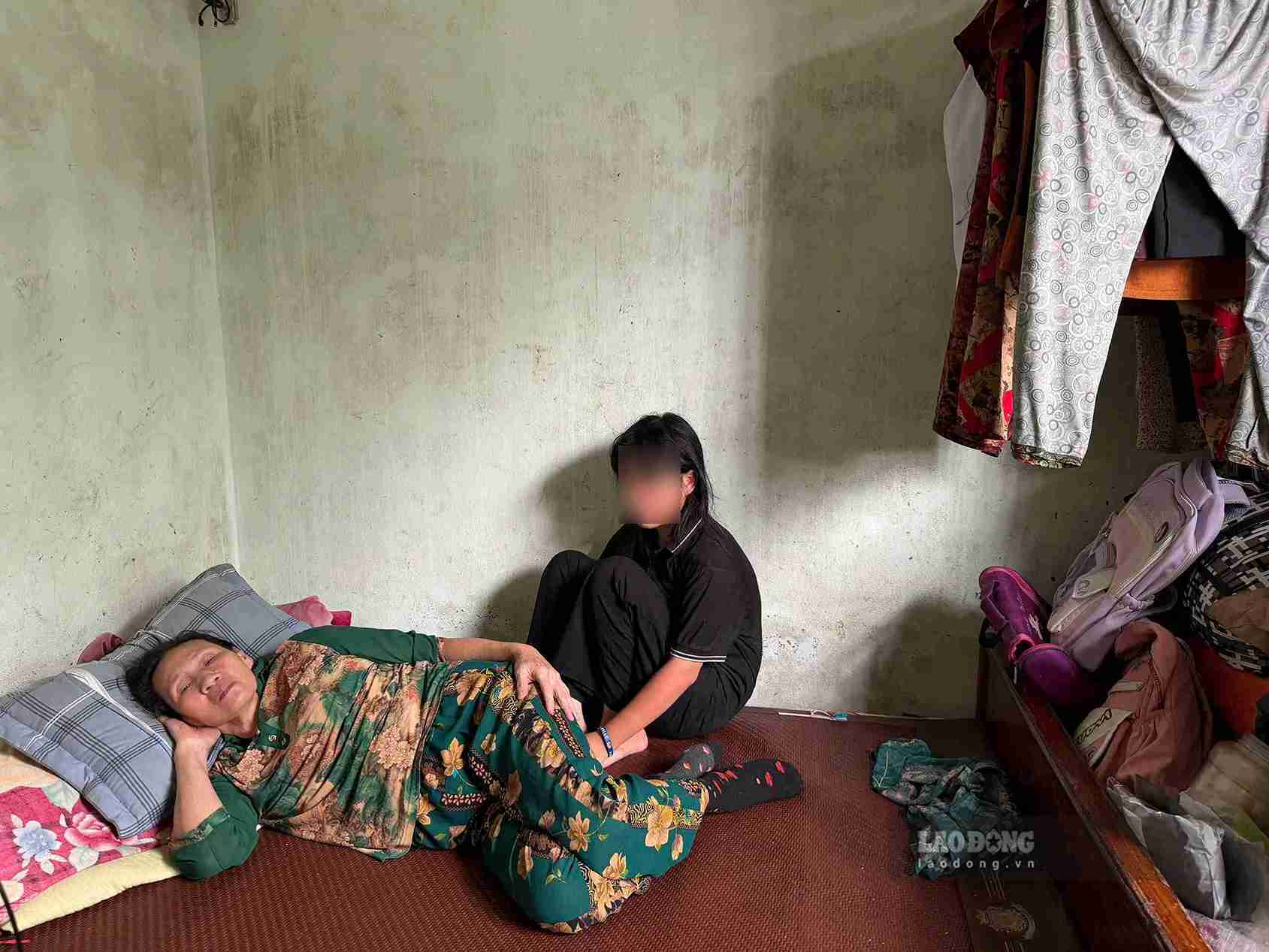 Bà nội của 5 đứa trẻ đau yếu, nằm trên giường, việc đi lại gặp nhiều khó khăn. Ảnh: Mai Hương 