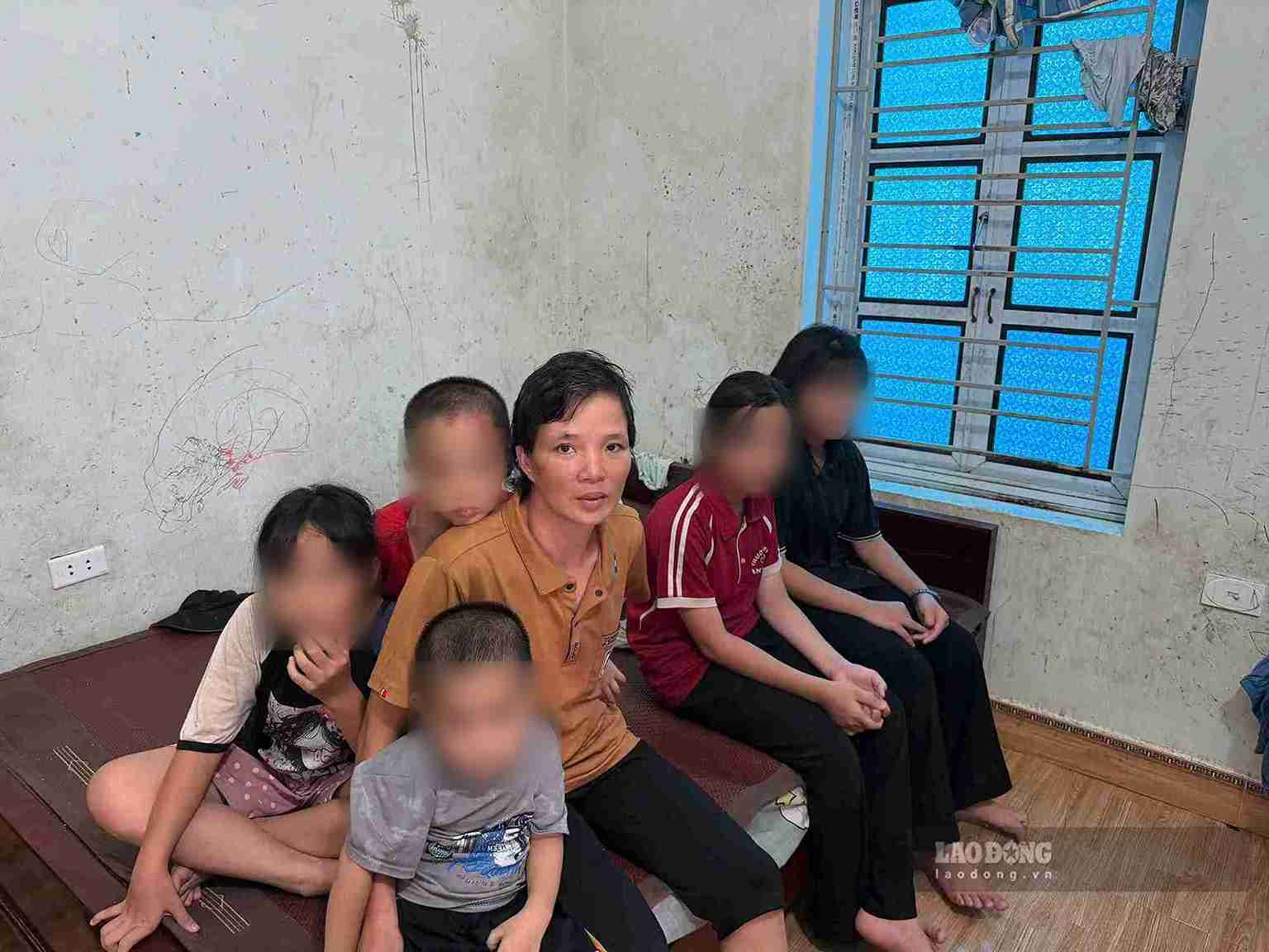5 children gathered around mother Nguyen Thi Tuyet. Photo: Mai Huong