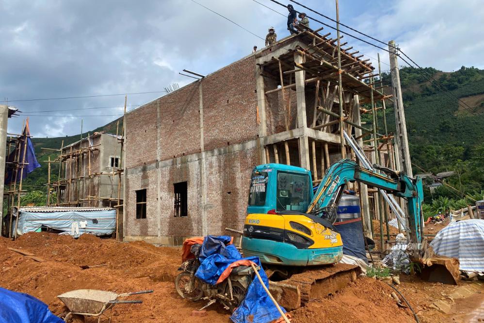 Many houses in the Ban Tang resettlement area, Nam Lau commune, Son La province are about to be completed. Photo: Truong Son