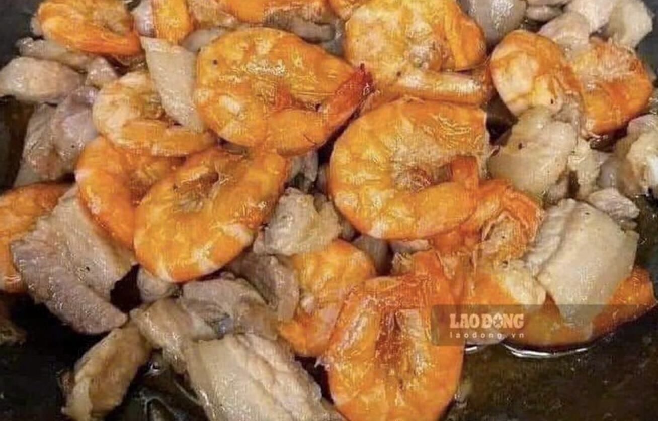 Roasted shrimp with pork belly combines the firm sweetness of shrimp with fatty and fragrant meat, creating a rich and hearty dish. Photo: Quang Minh