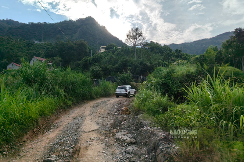 People hope the road will be completed soon for convenient travel. Photo: Dinh Dai