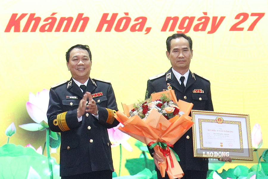 Học viện Hải quân trao tặng Huy hiệu 35 năm, 30 năm tuổi Đảng