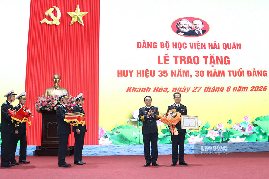 Chuẩn Đô đốc Ngô Thành Công trao tặng Huy hiệu 35 năm tuổi Đảng tặng Chuẩn Đô đốc Nguyễn Hữu Thoan. Ảnh: Huy Tứ
