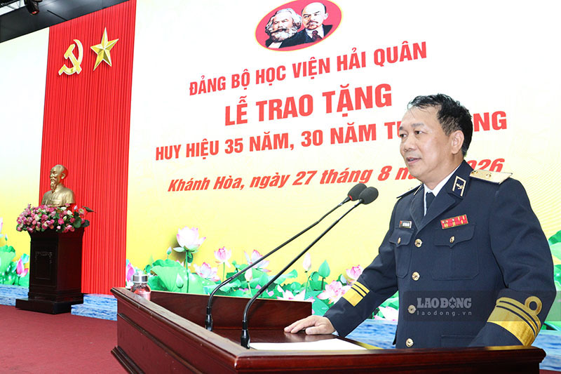 Chuẩn Đô đốc, PGS.TS Ngô Thành Công - Giám đốc Học viện Hải quân phát biểu chúc mừng. Ảnh: Huy Tứ