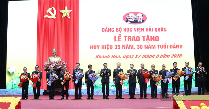 Đại biểu thủ trưởng Học viện Hải quân chụp ảnh lưu niệm với các đảng viên nhận Huy hiệu Đảng. Ảnh: Huy Tứ